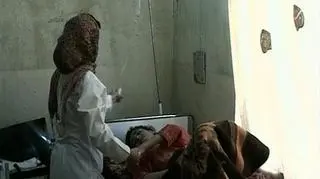 W Iraku rozszerza się epidemia cholery - alarmuje WHO. Na północy - w kurdyjskiej części kraju - objawy choroby wykryto u 16 tys. osób. Cholerę stwierdzono u tysiąca ze zdradzających objawy. Dziesięć ofiar choroby zmarło. (APTN)