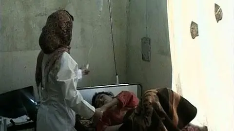 W Iraku rozszerza się epidemia cholery - alarmuje WHO. Na północy - w kurdyjskiej części kraju - objawy choroby wykryto u 16 tys. osób. Cholerę stwierdzono u tysiąca ze zdradzających objawy. Dziesięć ofiar choroby zmarło. (APTN)