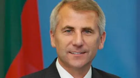Prezydent usuwa szefa MSZ