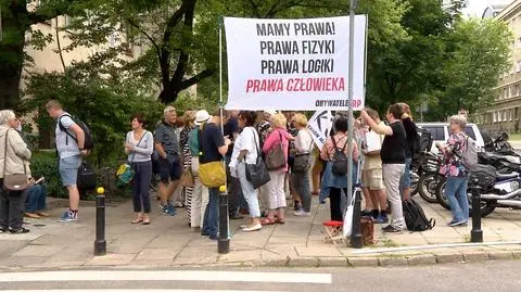 Obwinionych wspierał Waldemar Kuczyński, działacz opozycji w czasach PRL