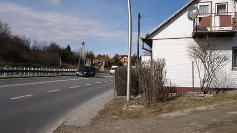 Małżeństwo żyje w strachu, bo w każdej chwili na ich posesję może wjechać rozpędzony samochód