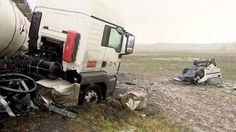 Zderzenie dwóch aut i cysterny. Nie żyje kierowca fiata