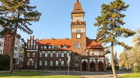 Krzysztof Brejza ujawnia premie dla rządu, politycy PiS pytają go o nagrody w inowrocławskim samorządzie ojca (materiał "Czarno na Białym")