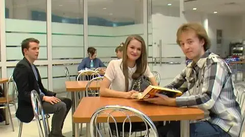 "Czytaj-podrywaj" - internauci szydzą z filmiku studentów
 
