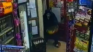 Przebrany za bohatera horroru żartowniś odpalił w sklepiku ponad dwieście petard. Na szczęście szybko zareagował pracownik ochrony. Wyrzucił fajerwerki na zewnątrz, co zapobiegło wybuchowi pożaru. Do szpitala z objawami zaczadzenia trafił jednak jego syn. Życie nastolatka na szczęście nie jest zagrożone. (APTN) 