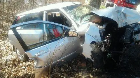 Czołowe zderzenie dwóch fordów pod Bytowem