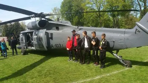 Some of the young players photographed themselves next to the impressive Black Hawk helicopter