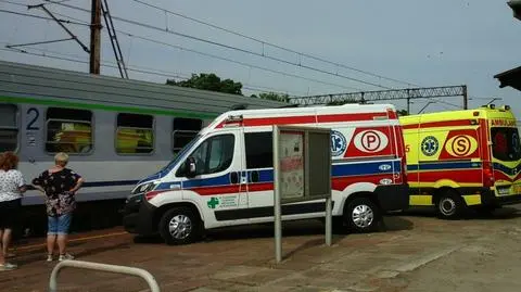 Nie żyje pasażer pociągu, który stał kilka godzin w upale. Kilku innych zasłabło
