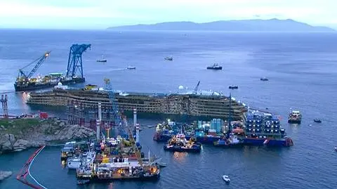 Costa Concordia jest już w pionie. 19-godzinna operacja zakończona sukcesem