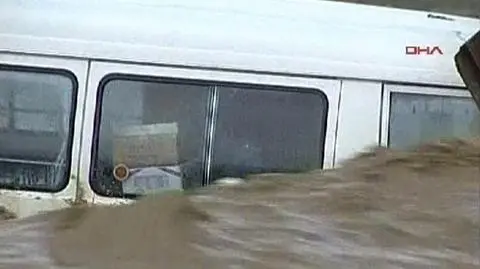 Wiatr zepchnął autobus do rzeki