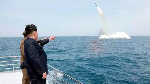 Korea Północna testuje rakietę. Zdjęcia "mocno podrasowane"