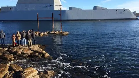 Pierwszy rejs futurystycznego niszczyciela US Navy