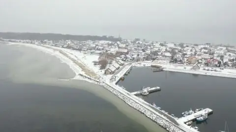 Mieszkańcy nie zgadzają się na betonowy mur, który zasłoni Zatokę Pucką
