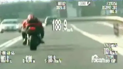 Gnał 200 km/h, trafił na radiowóz