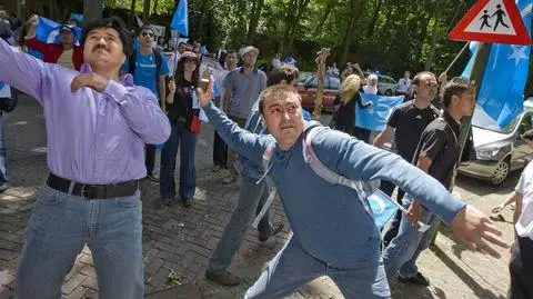 Obrzucili kamieniami ambasadę Chin