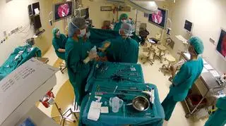 Polscy lekarze podczas przełomowej operacji