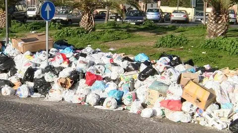 Neapol znów tonie w śmieciach