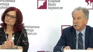 Chief of the National Electoral Committe, Wojciech Hermeliński (R) at the press conference on Monday