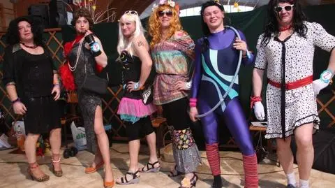 Sołtys i wójt jako modelki na dzień kobiet. "Był jeden wielki pisk"