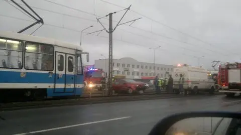 Wypadek na Legnickiej.  
Jedna osoba w szpitalu