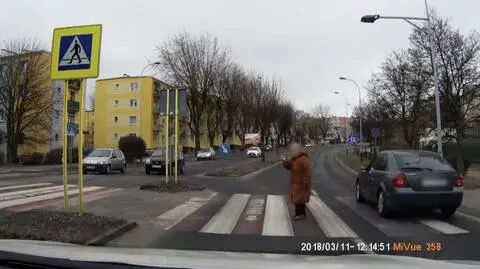 Kobieta pomachała kierowcy i "posłała" do niego "buziaczki"