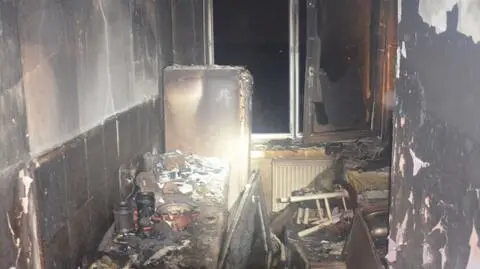One w śmiertelnej pułapce, on zdołał uciec na balkon