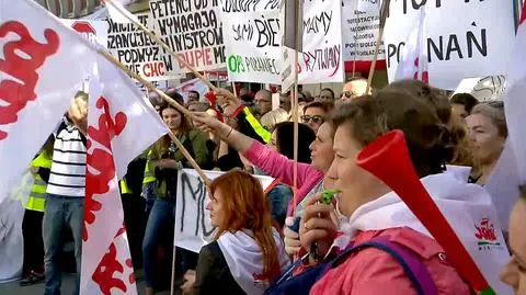 Pracownicy pomocy społecznej protestują przed Ministerstwem Rodziny Pracy i Polityki Społecznej