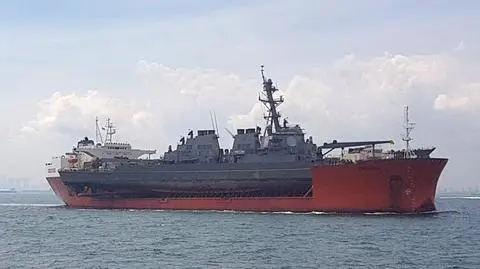 Niszczyciel USS John S. McCain na ciężarowcu