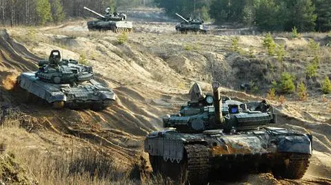 Rosjanie mają miażdżącą przewagę militarną (na zdjęciach Ukraińcy kopią rowy w Mariupolu)