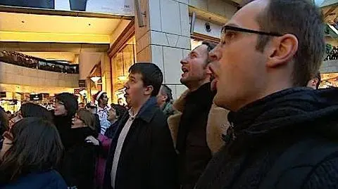 Świąteczny flash mob w galerii handlowej