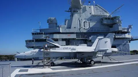 Częśc do F/A-18 z muzeum. Amerykanom brakuje części do myśliwców