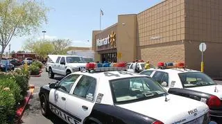 Napastnicy zastrzelili dwóch policjantów w pizzerii, a następnie jedną osobę w supermarkecie 
