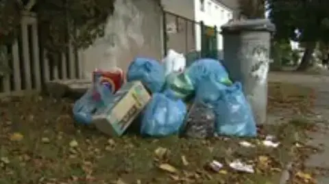 Toną w śmieciach. Firma przegrała przetarg i zabrała kubły