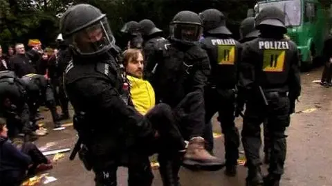 Wodą i gazem w demonstrantów