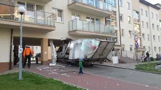 Kierowca chciał wjechać na dziedziniec
