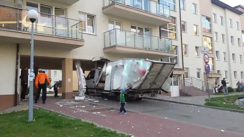 Kierowca ciężarówki źle ocenił wysokość. Uderzył w budynek
