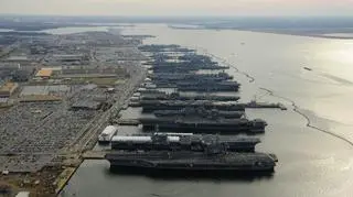 Zobaczyć tyle lotniskowców w jednym miejscu to rzadkość