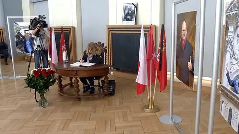 Mieszkańcy żegnali prezydenta wpisując się do księgi kondolencyjnej