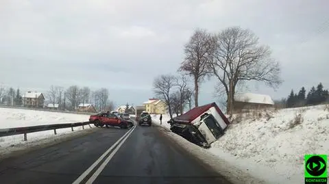 Kolizja pod Limanową. Ciężarówka wylądowała w rowie