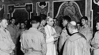 Pius XII z kanadyjskimi żołnierzami po wyzwoleniu Rzymu w 1944 r.