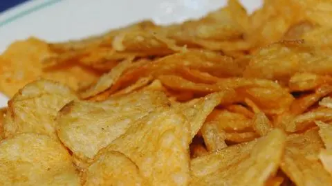Dokarmiali ubogie dzieci chipsami i gumą do żucia