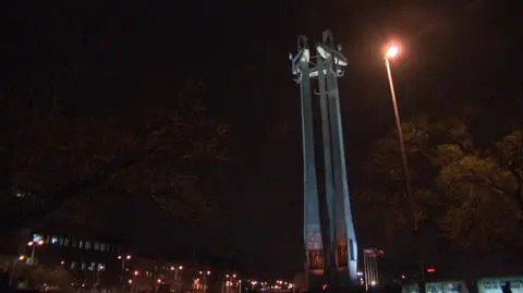 Młodzi ludzie w Gdańsku oddają hołd ofiarom stanu wojennego