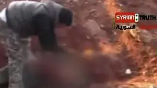Przerażające zdjęcia z Syrii: wycina serce zabitemu i je gryzie