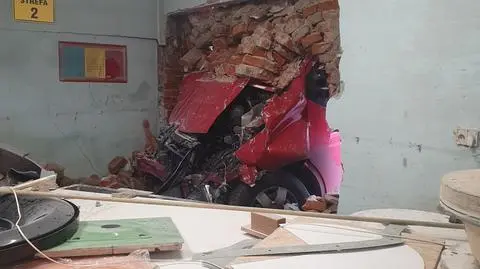 Skoczów: samochód wjechał im do firmy przez ścianę