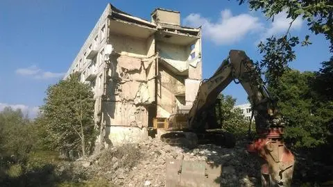 Na terenie Pstrąża trwają prace rozbiórkowe (materiał wideo z 2015 roku)
