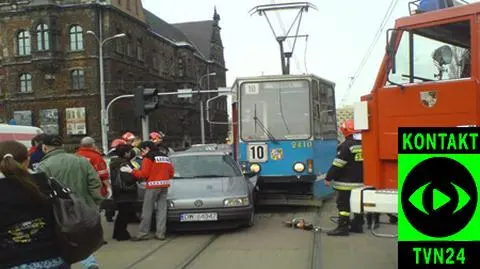 Samochód wjechał pod tramwaj (film: Kamila)