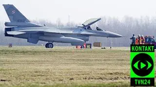 F-16 wylądował awaryjnie na Okęciu - alarmują nas przez Kontakt TVN24 internauci Jakub Kopeć i bonczek_hydroforgroup. Zaraz po lądowaniu na płycie lotniska pojawiła się straż pożarna. Informacje internautów potwierdza rzecznik sił powietrznych ppłk Wiesław Grzegorzewski.