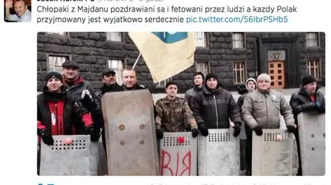 Kurski pozuje z demonstrantami 