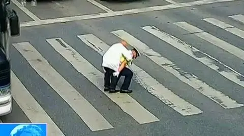 Staruszek przeniesiony przez pasy na plecach policjanta
