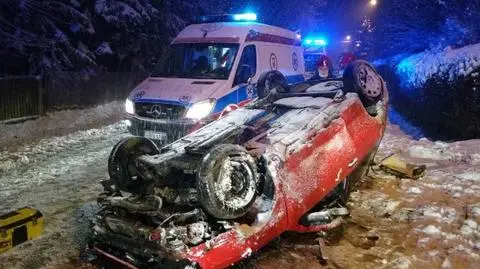 Wypadli z drogi, dachowali. Kierowca zmarł, 13-latek jest w szpitalu